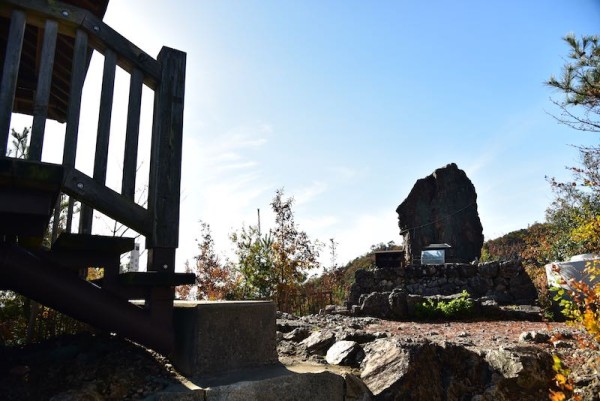 猿啄城展望台のそばの石碑