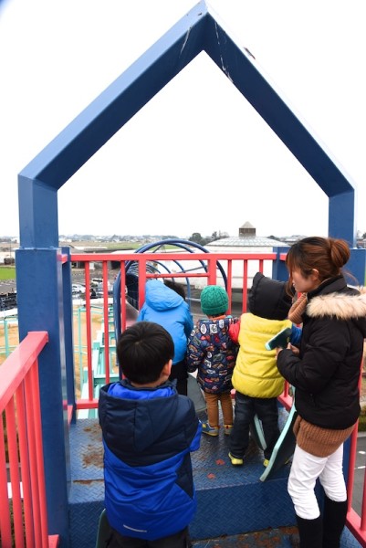 順番に滑っていく子どもたち