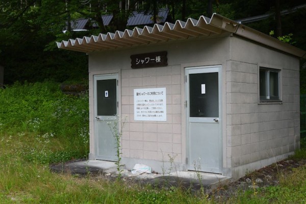 和知野川キャンプ場へシャワー室