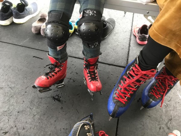 子ども用の2枚刃のスケート靴（左）
